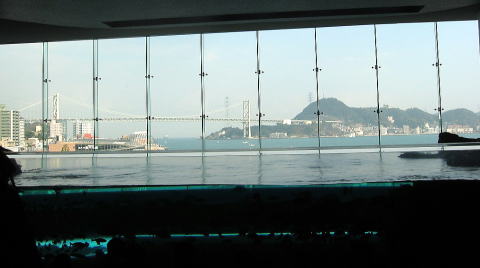 海響館から見える関門大橋